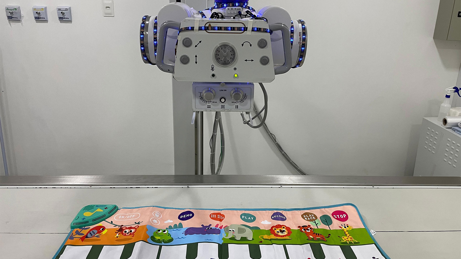 Os objetos funcionam a pilhas e baterias portáteis e todo o processo passou por avaliação de um físico médico, a fim de garantir a ausência de quaisquer interferências na qualidade dos exames. (Foto: Monique Beltrão/UPA Santa Lúcia)