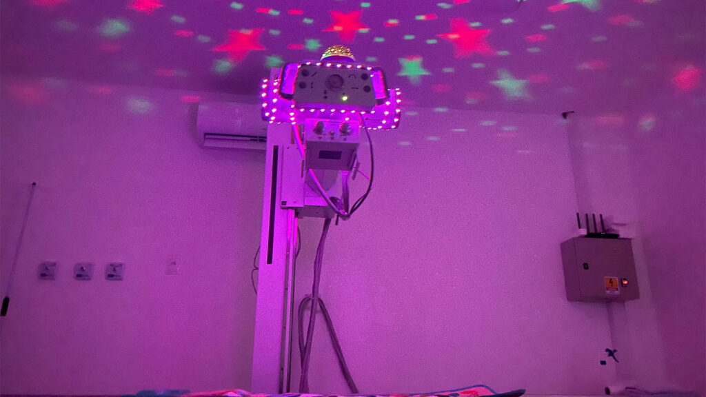 O RadInclui é uma solução pioneira no Brasil, voltada para os pacientes com necessidades especiais que precisam realizar exames radiológicos. (Foto: Monique Beltrão/UPA Santa Lúcia)